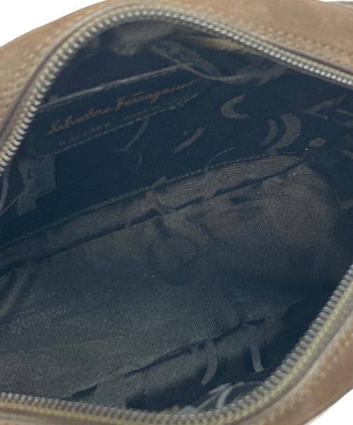Salvatore Ferragamo（サルヴァトーレ フェラガモ）Salvatore Ferragamo (サルヴァトーレ フェラガモ) ヴァラ スウェードライクショルダーバッグ ブラウンの古着・服飾アイテム