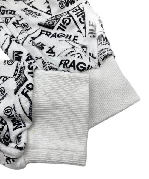 MM6 Maison Margiela（エムエムシックスメゾンマルジェラ）MM6 Maison Margiela (エムエムシックスメゾンマルジェラ) ロゴスウェット　デザイントップス　総柄　22SS ホワイト サイズ:16の古着・服飾アイテム