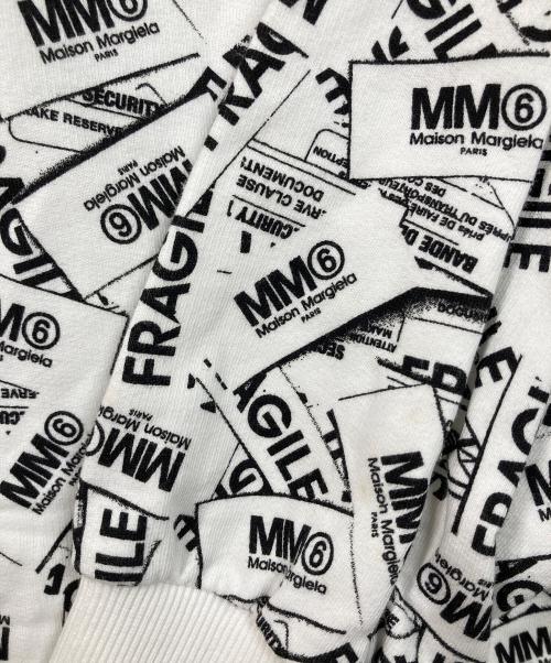 MM6 Maison Margiela（エムエムシックスメゾンマルジェラ）MM6 Maison Margiela (エムエムシックスメゾンマルジェラ) ロゴスウェット　デザイントップス　総柄　22SS ホワイト サイズ:16の古着・服飾アイテム