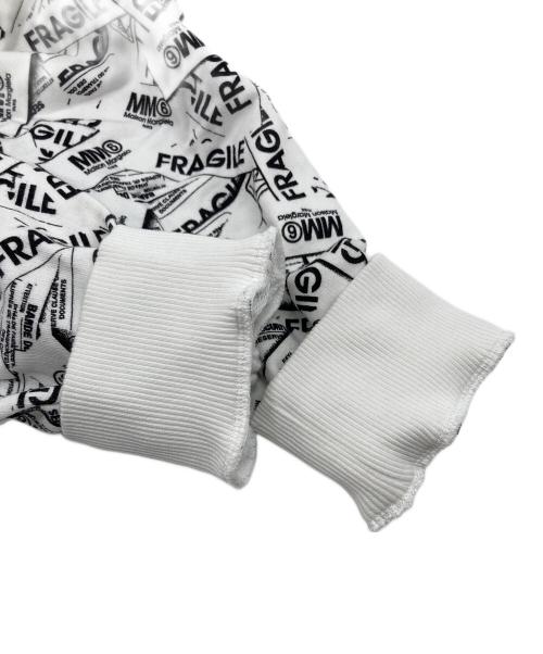 MM6 Maison Margiela（エムエムシックスメゾンマルジェラ）MM6 Maison Margiela (エムエムシックスメゾンマルジェラ) ロゴスウェット　デザイントップス　総柄　22SS ホワイト サイズ:16の古着・服飾アイテム