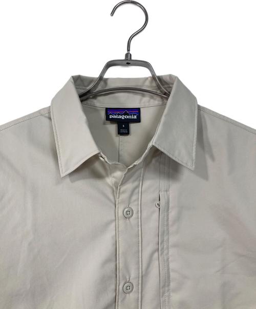 Patagonia（パタゴニア）Patagonia (パタゴニア) Long-Sleeved Skiddore Shirt  ロングスリーブスキッドモアシャツ  長袖シャツ　スポーツ　アウトドア ベージュ サイズ:Sの古着・服飾アイテム