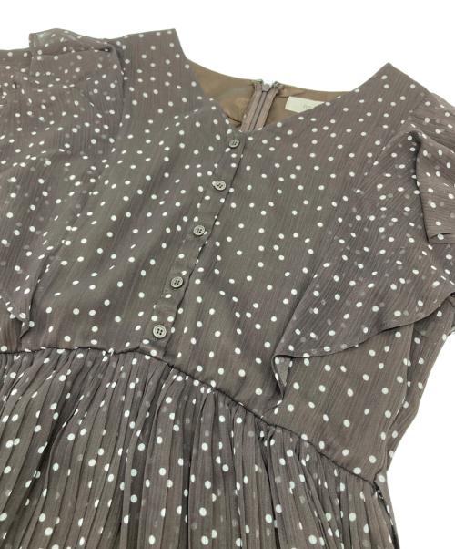 JUSGLITTY（ジャスグリッティー）JUSGLITTY (ジャスグリッティー) ドットフリルプリーツワンピース ブラウン サイズ:2 未使用品の古着・服飾アイテム