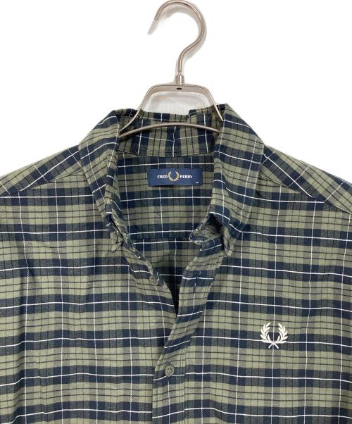 FRED PERRY（フレッドペリー）FRED PERRY (フレッドペリー) Brushed Oxford Tartan Shirt  ブラッシュドオックスフォードタータンシャツ　長袖シャツ　チェックシャツ　ワンポイント刺繍 カーキ サイズ:Mの古着・服飾アイテム