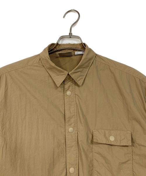 GRAMICCI（グラミチ）GRAMICCI (グラミチ) LT NYLON UTILITY SHIRT ナイロンシャツ ベージュ サイズ:Sの古着・服飾アイテム