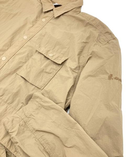 GRAMICCI（グラミチ）GRAMICCI (グラミチ) LT NYLON UTILITY SHIRT ナイロンシャツ ベージュ サイズ:Sの古着・服飾アイテム