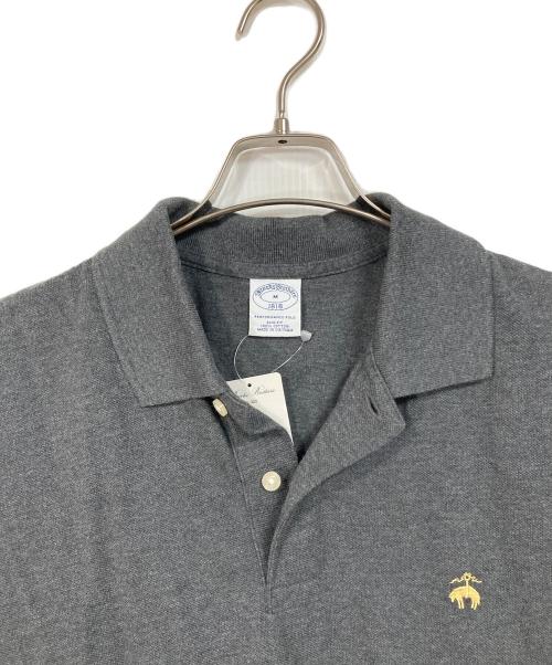 BROOKS BROTHERS（ブルックスブラザーズ）BROOKS BROTHERS (ブルックスブラザーズ) ポロシャツ　ワンポイント刺繍ポロシャツ グレー サイズ:M 未使用品の古着・服飾アイテム