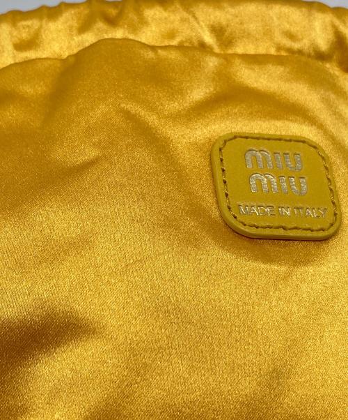 MIU MIU（ミュウミュウ）MIU MIU (ミュウミュウ) シルクサテン巾着ポーチ　フックリング付きポーチ イエロー サイズ:実寸参照の古着・服飾アイテム
