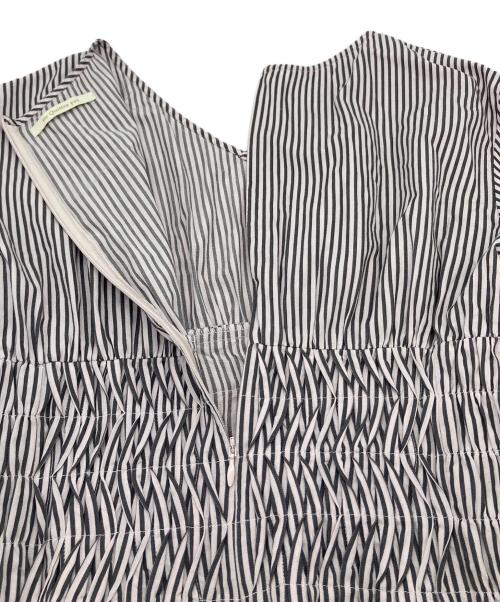 ne quittez pas（ヌキテパ）ne quittez pas (ヌキテパ) Cotton Poplin Wave Tuck Dress コットンドレスワンピース　ストライプ グレー×ピンク サイズ:Sの古着・服飾アイテム