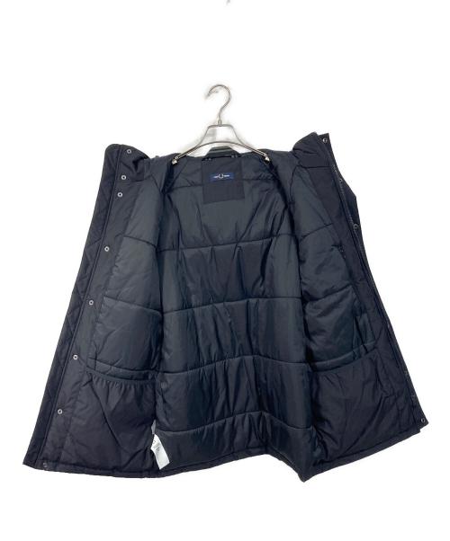 FRED PERRY（フレッドペリー）FRED PERRY (フレッドペリー) PADDED ZIP THROUGH JACKET　パデッド ジップスルー ジャケット　中綿ジャケット　アウター ブラック サイズ:Sの古着・服飾アイテム