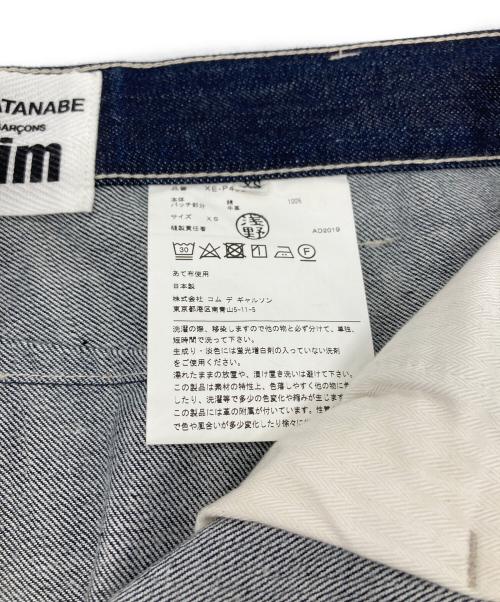 COMME des GARCONS JUNYA WATANABE MAN（コム デ ギャルソン ジュンヤ ワタナベ マン）COMME des GARCONS JUNYA WATANABE MAN (コム デ ギャルソン ジュンヤ ワタナベ マン) レザーパッチ付き  ホワイトステッチデニムパンツ　コットンパンツ　 5ポケット　日本製 インディゴ サイズ:XSの古着・服飾アイテム