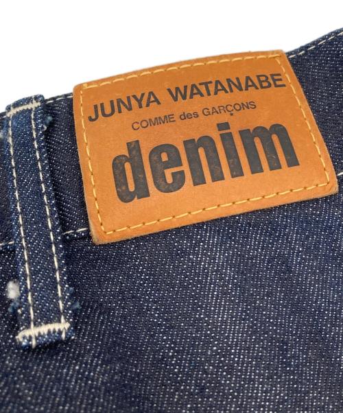 COMME des GARCONS JUNYA WATANABE MAN（コム デ ギャルソン ジュンヤ ワタナベ マン）COMME des GARCONS JUNYA WATANABE MAN (コム デ ギャルソン ジュンヤ ワタナベ マン) レザーパッチ付き  ホワイトステッチデニムパンツ　コットンパンツ　 5ポケット　日本製 インディゴ サイズ:XSの古着・服飾アイテム