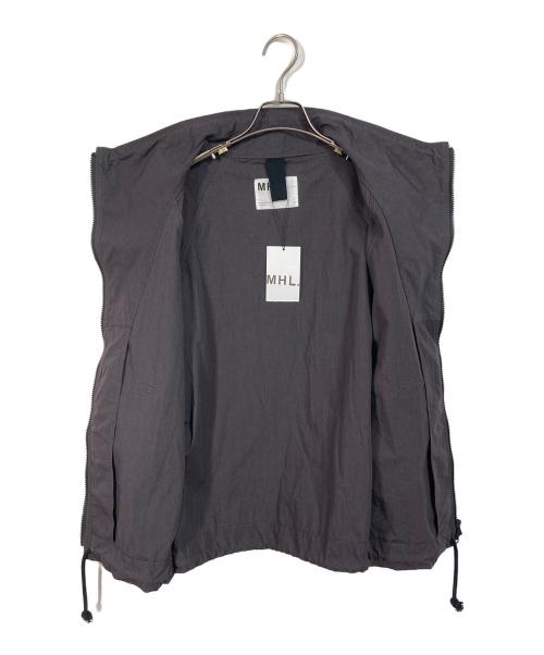 MHL（マーガレットハウエル）MHL (マーガレットハウエル) COTTON NYLON PLAINWEAVE BLOUSON コットンナイロンプレーンウィーブブルゾン  アウター　ライトアウター グレー サイズ:1 未使用品の古着・服飾アイテム