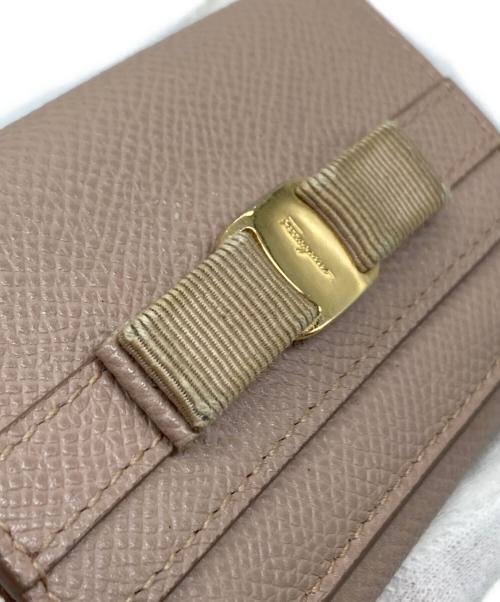Ferragamo（フェラガモ）Ferragamo (フェラガモ) ヴァラリボン3つ折り財布　ミニ財布　イタリア製 ベージュ サイズ:実寸参照の古着・服飾アイテム