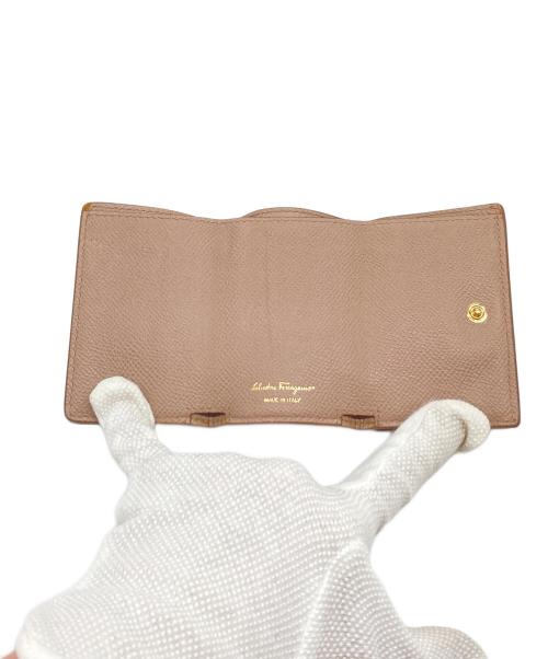 Ferragamo（フェラガモ）Ferragamo (フェラガモ) ヴァラリボン3つ折り財布　ミニ財布　イタリア製 ベージュ サイズ:実寸参照の古着・服飾アイテム