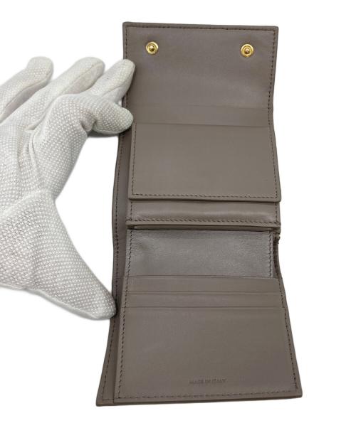 CELINE（セリーヌ）CELINE (セリーヌ) スモール トリフォールドウォレット　ミニ財布　三つ折り財布 ペブル(グレージュ) サイズ:実寸参照の古着・服飾アイテム