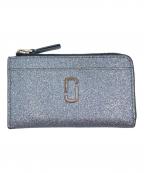 MARC JACOBSマークジェイコブス）の古着「The Galactic Glitter J Marc Top Zip Multi Wallet マルチウォレット　ミニウォレット」｜シルバー