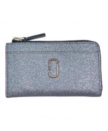 MARC JACOBS（マークジェイコブス）の古着「The Galactic Glitter J Marc Top Zip Multi Wallet マルチウォレット　ミニウォレット」｜シルバー