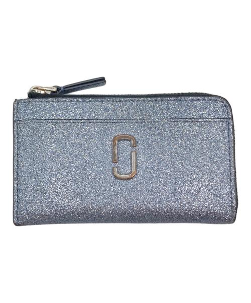 MARC JACOBS（マークジェイコブス）MARC JACOBS (マークジェイコブス) The Galactic Glitter J Marc Top Zip Multi Wallet マルチウォレット　ミニウォレット シルバー サイズ:実寸参照の古着・服飾アイテム
