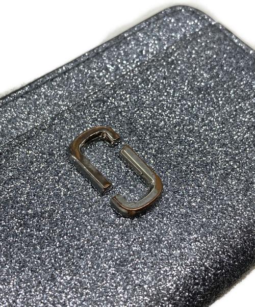 MARC JACOBS（マークジェイコブス）MARC JACOBS (マークジェイコブス) The Galactic Glitter J Marc Top Zip Multi Wallet マルチウォレット　ミニウォレット シルバー サイズ:実寸参照の古着・服飾アイテム