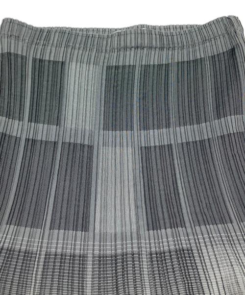 ISSEY MIYAKE（イッセイミヤケ）ISSEY MIYAKE (イッセイミヤケ) チェックグラデーションプリーツスカート　デザインスカート　日本製 グレー サイズ:2の古着・服飾アイテム