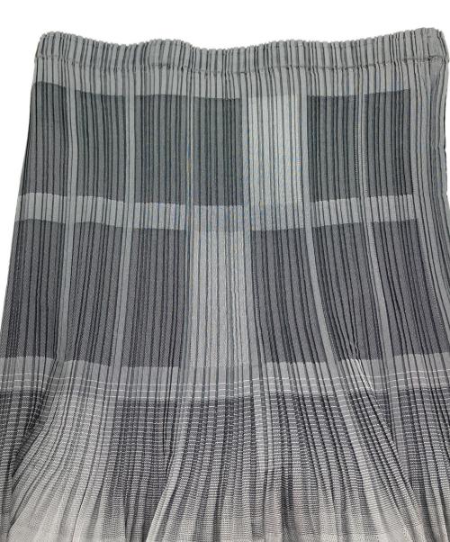 ISSEY MIYAKE（イッセイミヤケ）ISSEY MIYAKE (イッセイミヤケ) チェックグラデーションプリーツスカート　デザインスカート　日本製 グレー サイズ:2の古着・服飾アイテム