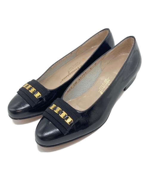 Salvatore Ferragamo（サルヴァトーレ フェラガモ）Salvatore Ferragamo (サルヴァトーレ フェラガモ) ヴァラチェーンパンプス　エナメルパンプス　イタリア製 ブラック サイズ:5の古着・服飾アイテム