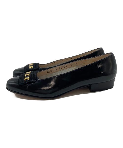 Salvatore Ferragamo（サルヴァトーレ フェラガモ）Salvatore Ferragamo (サルヴァトーレ フェラガモ) ヴァラチェーンパンプス　エナメルパンプス　イタリア製 ブラック サイズ:5の古着・服飾アイテム