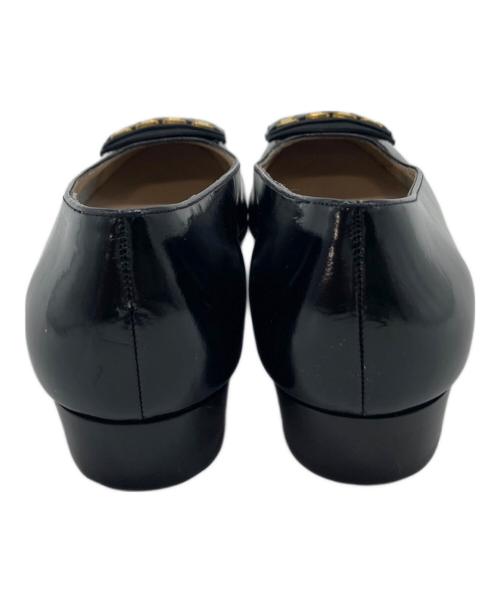 Salvatore Ferragamo（サルヴァトーレ フェラガモ）Salvatore Ferragamo (サルヴァトーレ フェラガモ) ヴァラチェーンパンプス　エナメルパンプス　イタリア製 ブラック サイズ:5の古着・服飾アイテム