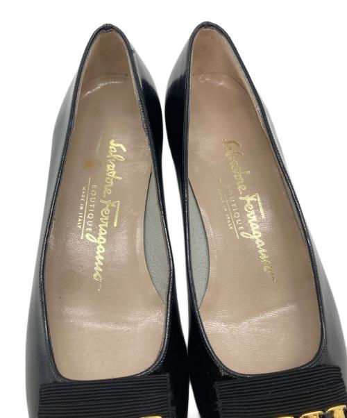 Salvatore Ferragamo（サルヴァトーレ フェラガモ）Salvatore Ferragamo (サルヴァトーレ フェラガモ) ヴァラチェーンパンプス　エナメルパンプス　イタリア製 ブラック サイズ:5の古着・服飾アイテム
