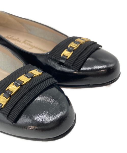 Salvatore Ferragamo（サルヴァトーレ フェラガモ）Salvatore Ferragamo (サルヴァトーレ フェラガモ) ヴァラチェーンパンプス　エナメルパンプス　イタリア製 ブラック サイズ:5の古着・服飾アイテム