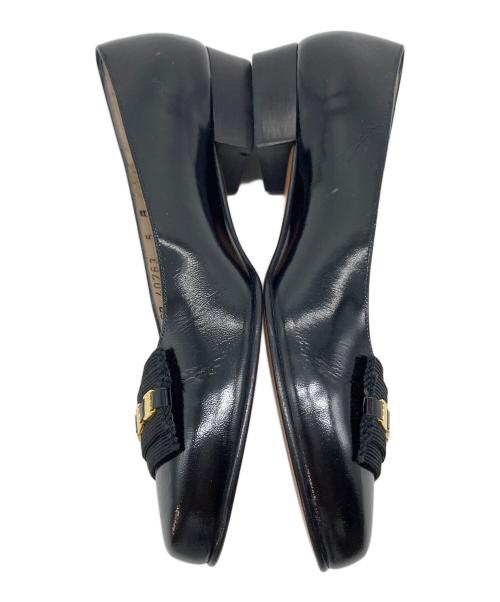 Salvatore Ferragamo（サルヴァトーレ フェラガモ）Salvatore Ferragamo (サルヴァトーレ フェラガモ) ヴァラチェーンパンプス　エナメルパンプス　イタリア製 ブラック サイズ:5の古着・服飾アイテム