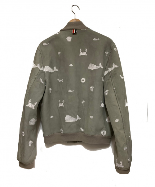 Thom Browne（トムブラウン）Thom Browne (トムブラウン) パテントヴァーシティージャケット グレー サイズ:3 16AW MJU417Bの古着・服飾アイテム