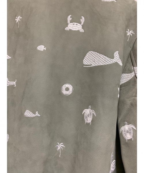 Thom Browne（トムブラウン）Thom Browne (トムブラウン) パテントヴァーシティージャケット グレー サイズ:3 16AW MJU417Bの古着・服飾アイテム