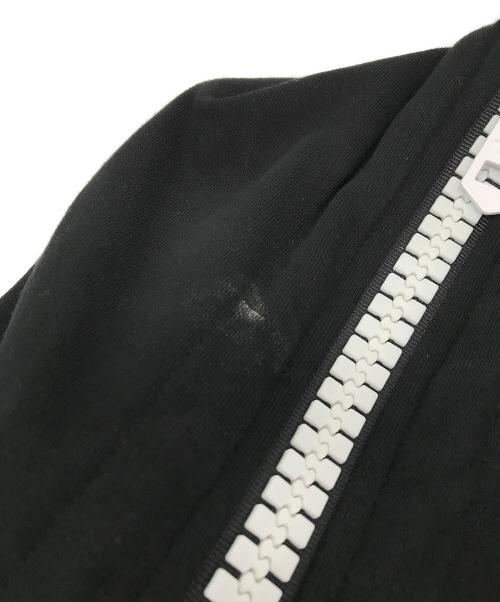 1PIU1UGUALE3 RELAX（ウノピゥウノウグァーレトレ リラックス）1PIU1UGUALE3 RELAX (ウノピゥウノウグァーレトレ リラックス) ビッグファスナーランダムロゴパーカー ブラック サイズ:Mの古着・服飾アイテム