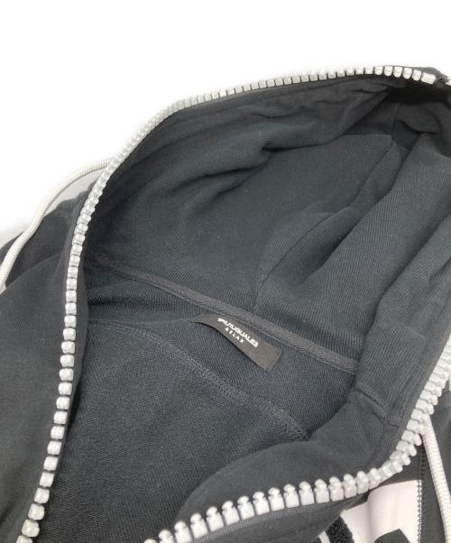 1PIU1UGUALE3 RELAX（ウノピゥウノウグァーレトレ リラックス）1PIU1UGUALE3 RELAX (ウノピゥウノウグァーレトレ リラックス) ビッグファスナーランダムロゴパーカー ブラック サイズ:Mの古着・服飾アイテム