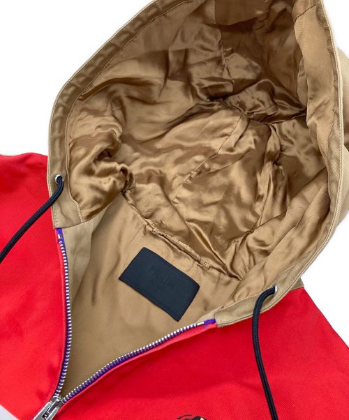 PRADA（プラダ）PRADA (プラダ) グラフィックプリントフーデットジップブルゾン ブラウン×レッド サイズ:XLの古着・服飾アイテム