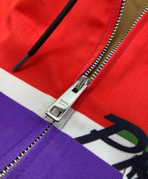 PRADA（プラダ）PRADA (プラダ) グラフィックプリントフーデットジップブルゾン ブラウン×レッド サイズ:XLの古着・服飾アイテム