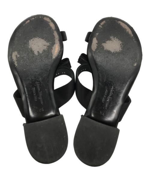 Salvatore Ferragamo（サルヴァトーレ フェラガモ）Salvatore Ferragamo (サルヴァトーレ フェラガモ) ヴァラリボンサンダル ブラック サイズ:6 1/2の古着・服飾アイテム