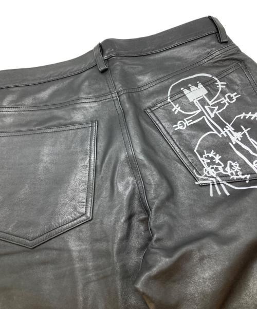 H&M（エイチアンドエム）H&M (エイチアンドエム) Jean-Michel Basquiat (ジャン ミシェル バスキア) レザーパンツ ブラック サイズ:32の古着・服飾アイテム