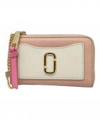 MARC JACOBSマークジェイコブズ）の古着「ザ ユーティリティ スナップショット トップ ジップ マルチ ウォレット」｜ピンク
