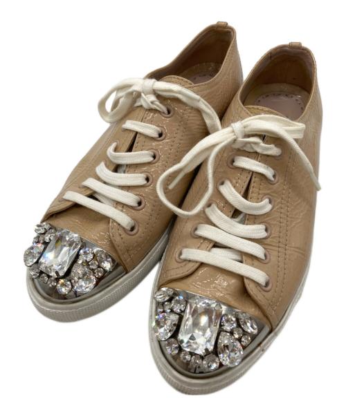 MIU MIU（ミュウミュウ）MIU MIU (ミュウミュウ) パテントビジューローカットスニーカー ベージュ サイズ:37 1/2の古着・服飾アイテム
