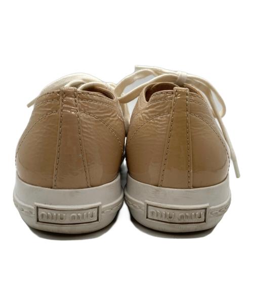 MIU MIU（ミュウミュウ）MIU MIU (ミュウミュウ) パテントビジューローカットスニーカー ベージュ サイズ:37 1/2の古着・服飾アイテム