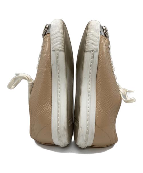 MIU MIU（ミュウミュウ）MIU MIU (ミュウミュウ) パテントビジューローカットスニーカー ベージュ サイズ:37 1/2の古着・服飾アイテム