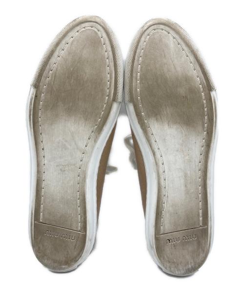 MIU MIU（ミュウミュウ）MIU MIU (ミュウミュウ) パテントビジューローカットスニーカー ベージュ サイズ:37 1/2の古着・服飾アイテム