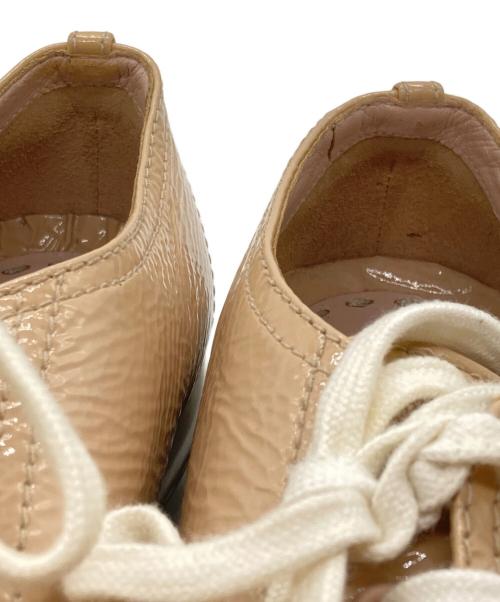 MIU MIU（ミュウミュウ）MIU MIU (ミュウミュウ) パテントビジューローカットスニーカー ベージュ サイズ:37 1/2の古着・服飾アイテム