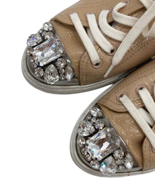 MIU MIU（ミュウミュウ）MIU MIU (ミュウミュウ) パテントビジューローカットスニーカー ベージュ サイズ:37 1/2の古着・服飾アイテム