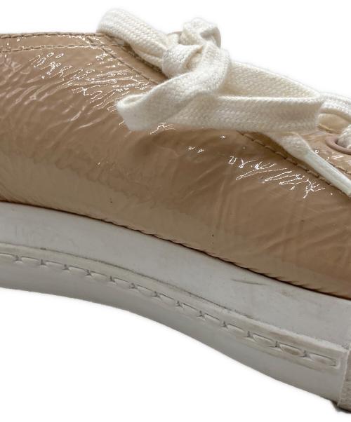 MIU MIU（ミュウミュウ）MIU MIU (ミュウミュウ) パテントビジューローカットスニーカー ベージュ サイズ:37 1/2の古着・服飾アイテム