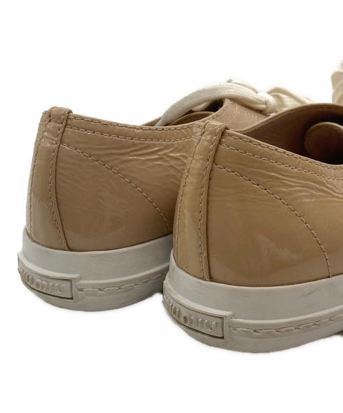 MIU MIU（ミュウミュウ）MIU MIU (ミュウミュウ) パテントビジューローカットスニーカー ベージュ サイズ:37 1/2の古着・服飾アイテム