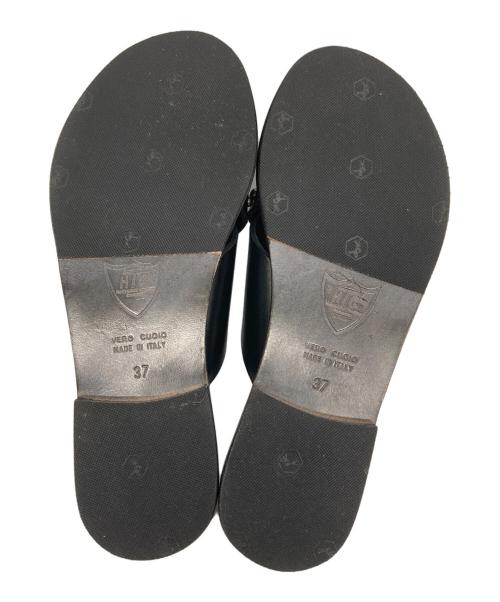 htc（エイチティーシー）htc (エイチティーシー) スタッズレザーサンダル ブラック サイズ:37の古着・服飾アイテム