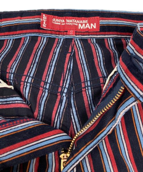 COMME des GARCONS JUNYA WATANABE MAN（コム デ ギャルソン ジュンヤ ワタナベ マン）COMME des GARCONS JUNYA WATANABE MAN (コム デ ギャルソン ジュンヤ ワタナベ マン) LEVI'S (リーバイス) ストライプコーデュロイパンツ レッド×ネイビー サイズ:Sの古着・服飾アイテム
